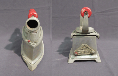 古い金属製アイロン 煙突付き 炭火アイロン・ヴィンテージ 炭火アイロン 鉄鋳物骨董品 (I31)